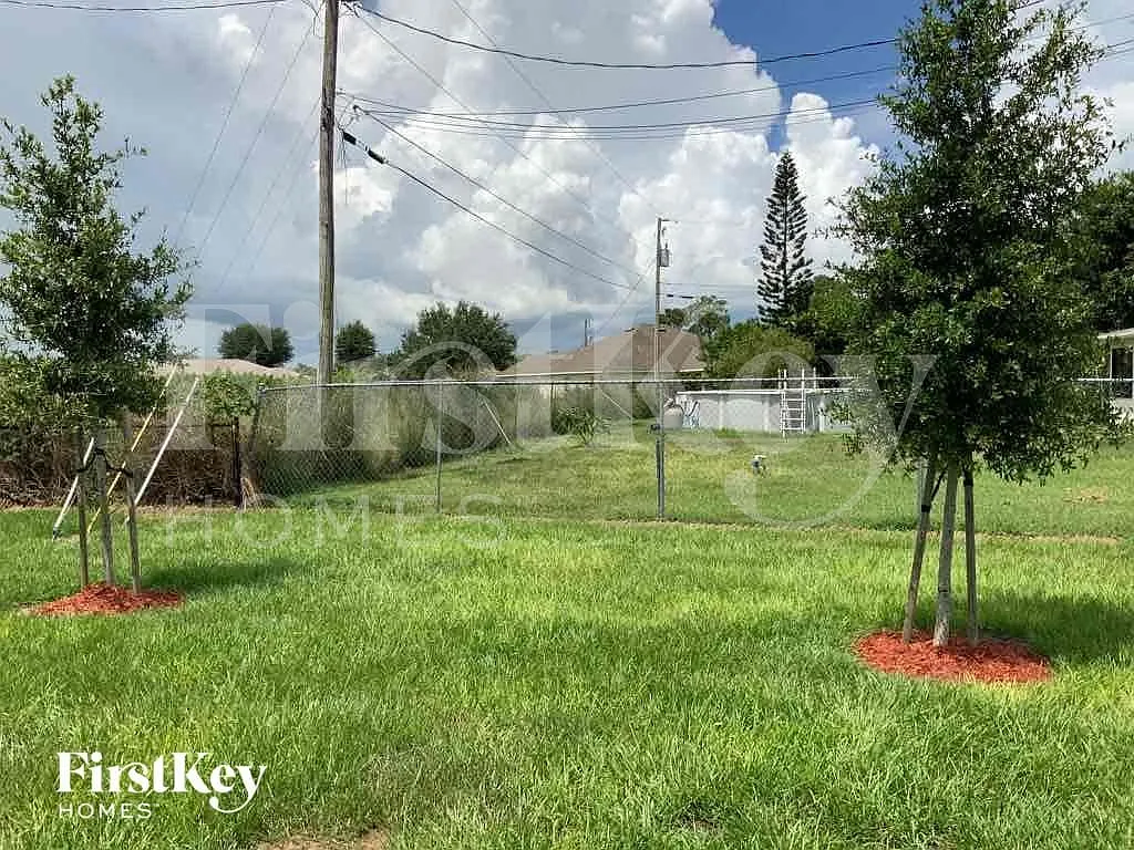 4 bed, 2.0 bath, 1833 sqft, $2,595 — Photo 3