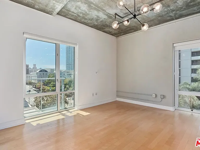 645 W 9th St #500 — Photo 6