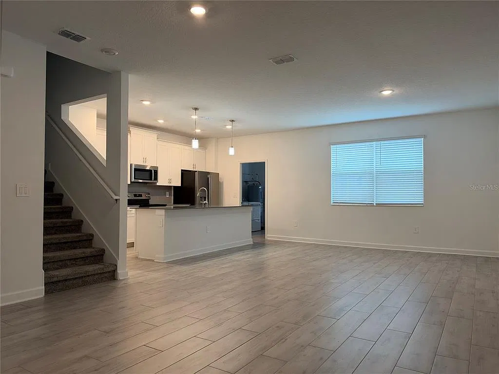 4 bed, 2.5 bath, 1996 sqft, $2,550 — Photo 4
