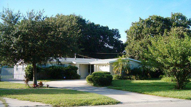 CORNER LOT!!! MANICURED LAWN!!!