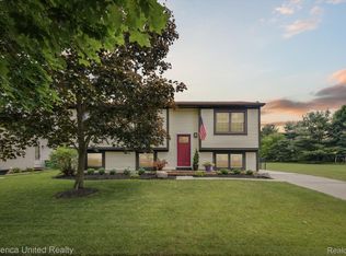 919 Meadowlark Ln, Howell, MI 48843