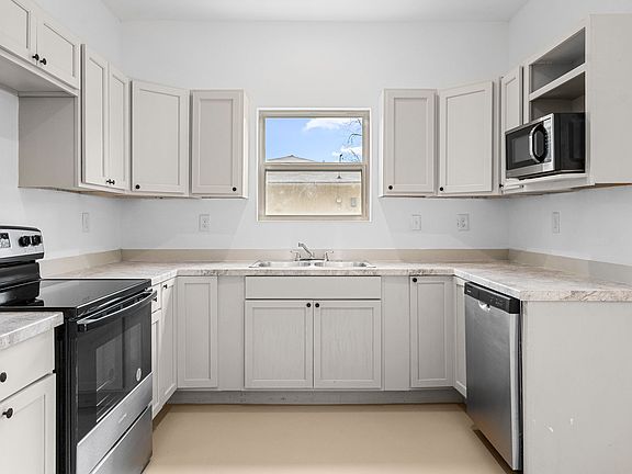 3rd image of 3111 N Grand Ave