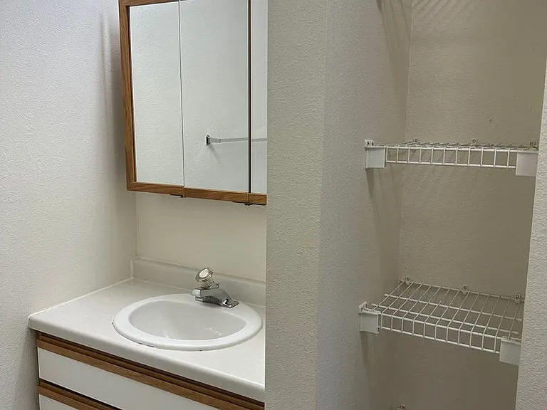 Dakota E & W Apartments — Photo 43