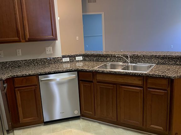 5th image of 15439 Cornell Dr #1