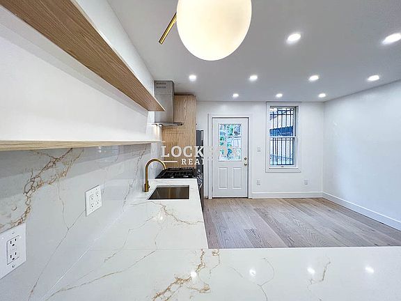3rd image of 239 Hart St Floor 1
