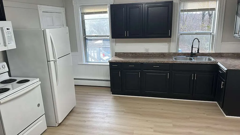 4 bed, 1500 sqft, $2,495 — Photo 2