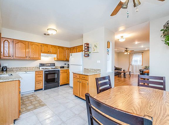 3rd image of 11122 Mandel Ave