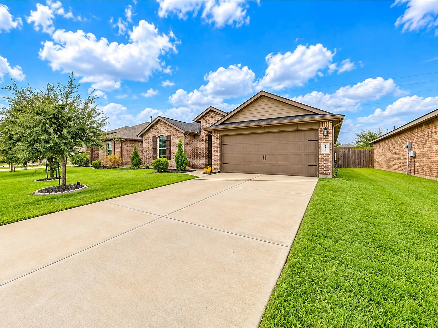 4 bed, 4.0 bath, 2098 sqft, $2,150 — Photo 2
