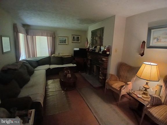 3rd image of 804 Charmane Ct