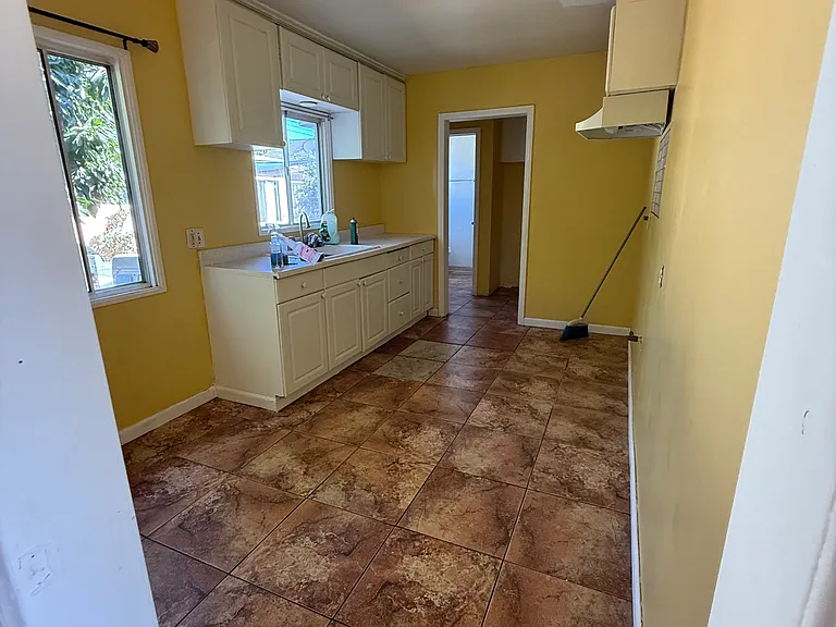 15502 S Berendo Ave — Photo 7