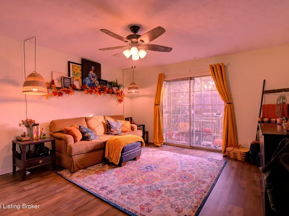 308 Chanel Ct APT 8, Louisville, KY 40218