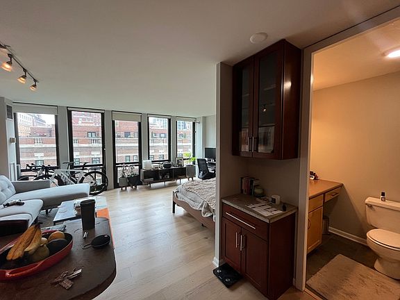 3rd image of 1 E Scott St APT 1012