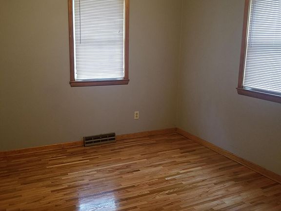 3rd image of 102 N Lincoln St