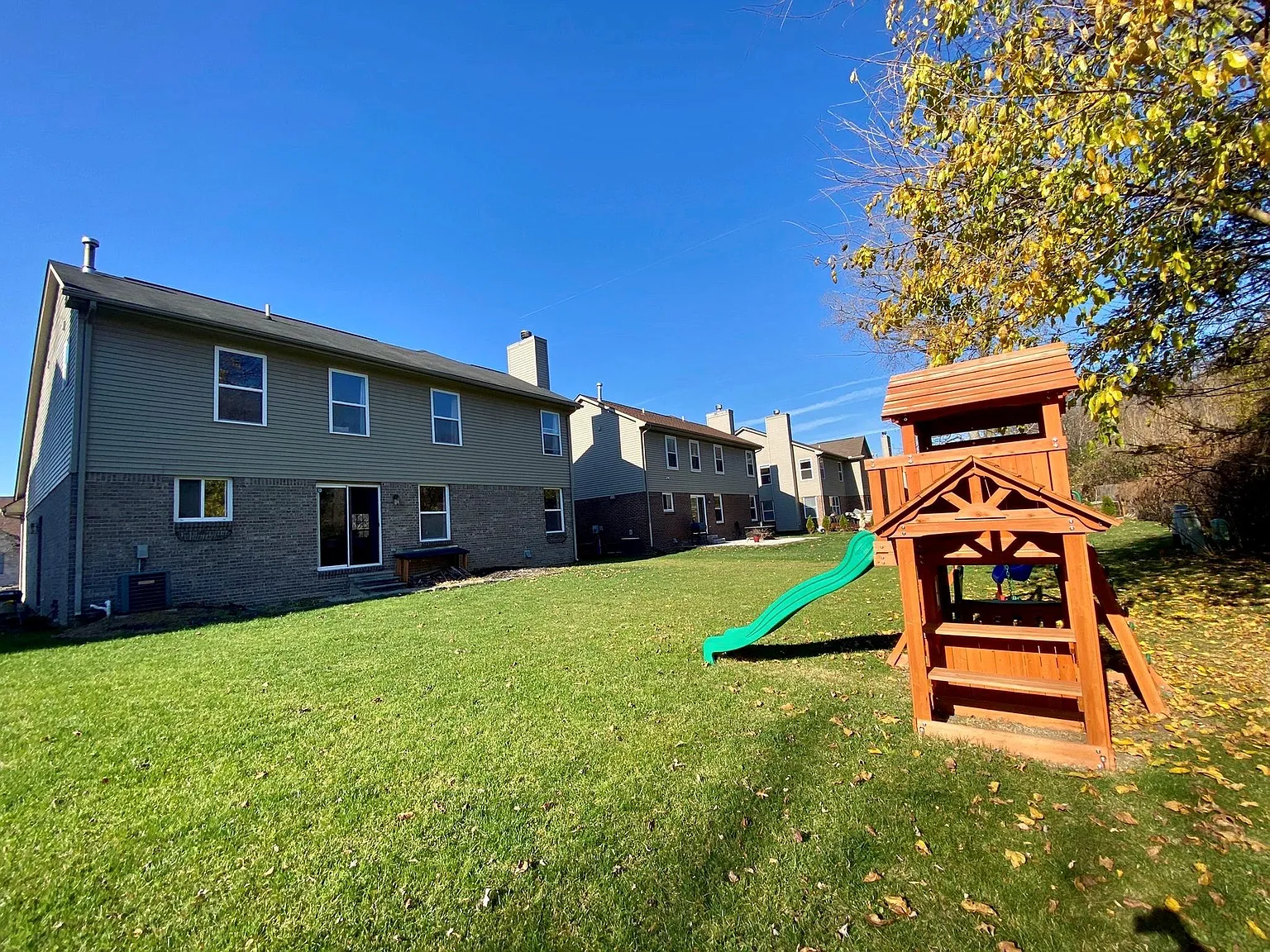 4 bed, 2.5 bath, 2098 sqft, $2,600 — Photo 2