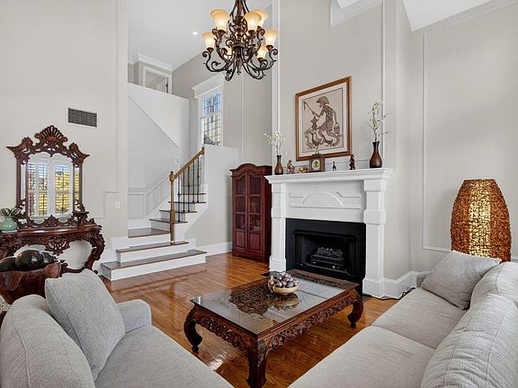 5th image of 3312 Rees Row