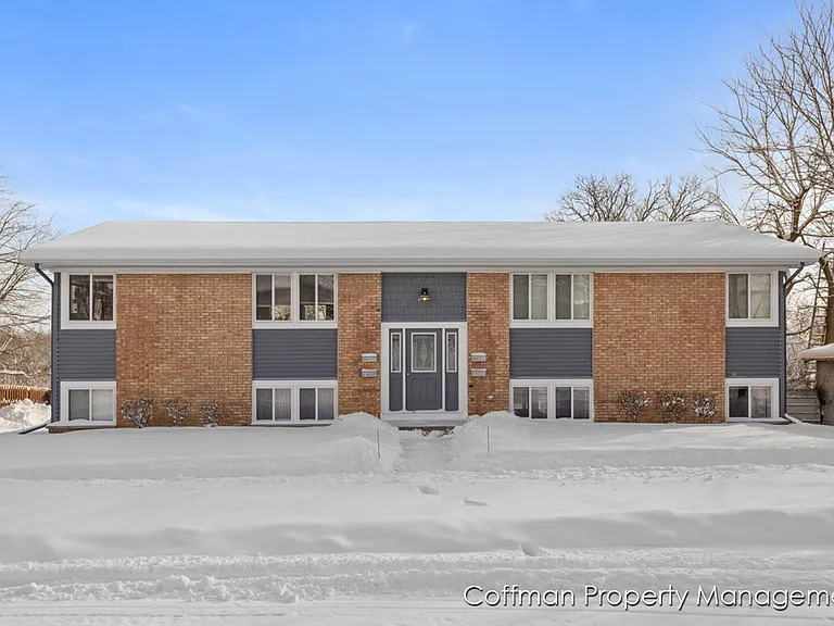 810 Benson Ave NE — Photo 2