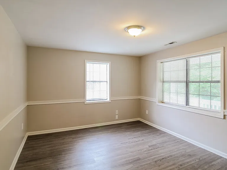 1135 Clark St — Photo 4
