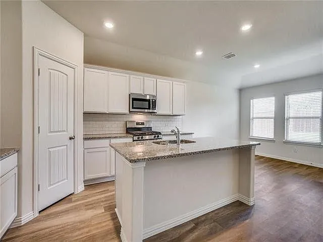 910 Spruce Ln — Photo 3