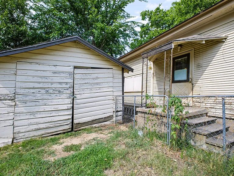 928 E Corona St — Photo 42