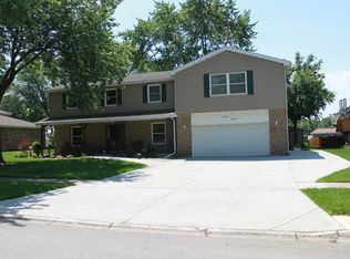 1717 Lynwood St, Crest Hill, IL 60403