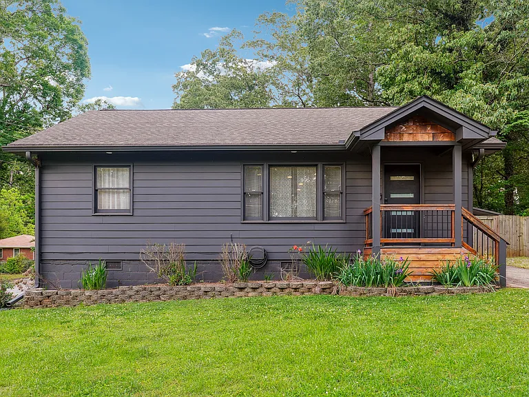 2450 Hillcrest Dr — Photo 1