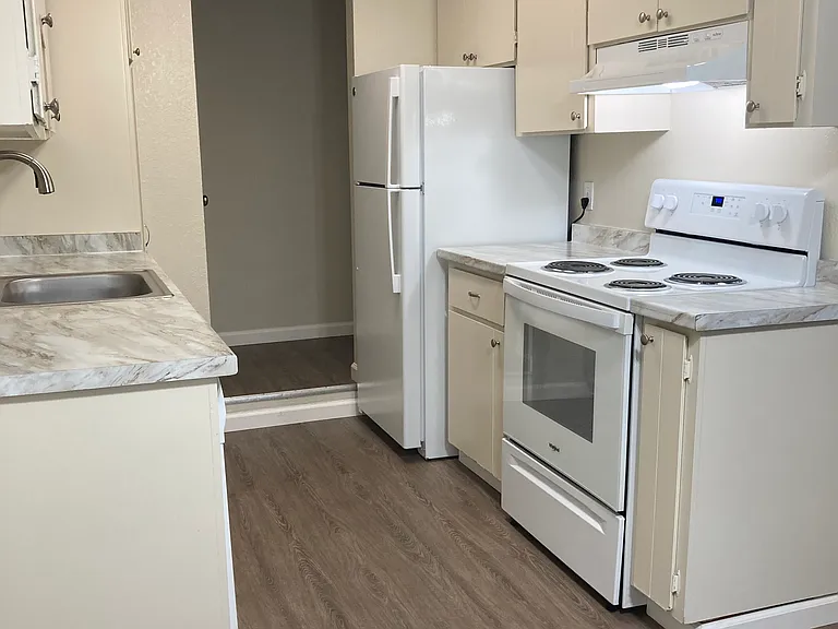 Riverdeck Apartments — Photo 23