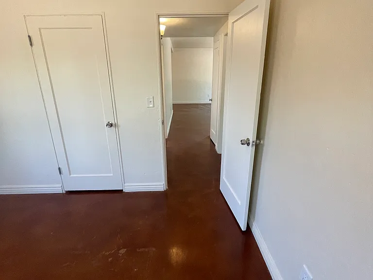 1426 E 9th St — Photo 14