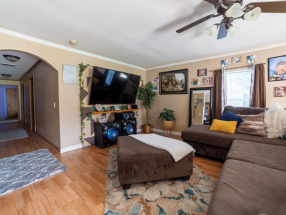 3rd image of 3919 Claremont Ave