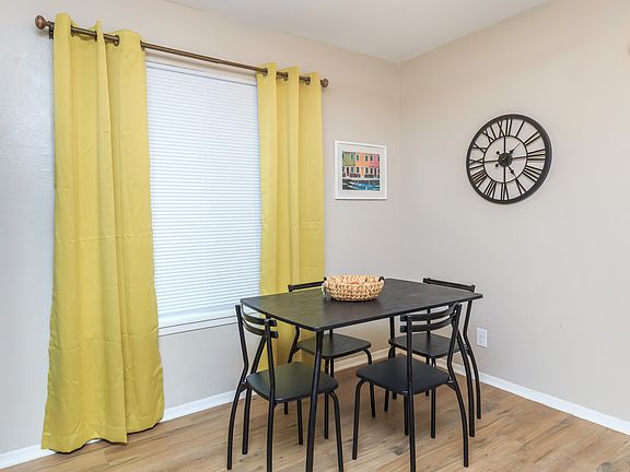 2 Bed / 1 Bath dining room area