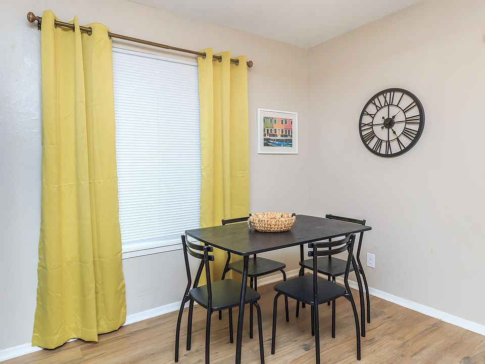 2 Bed / 1 Bath dining room area