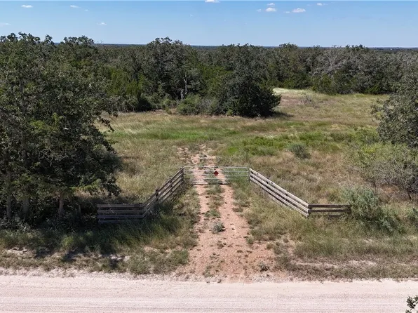 2962 County Road 397, Moulton, TX 77975