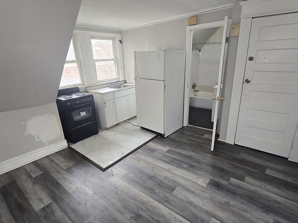 1st image of 117 Seymour Ave Floor 3