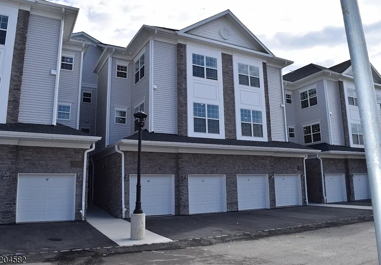 67 Veterans Way — Photo 2