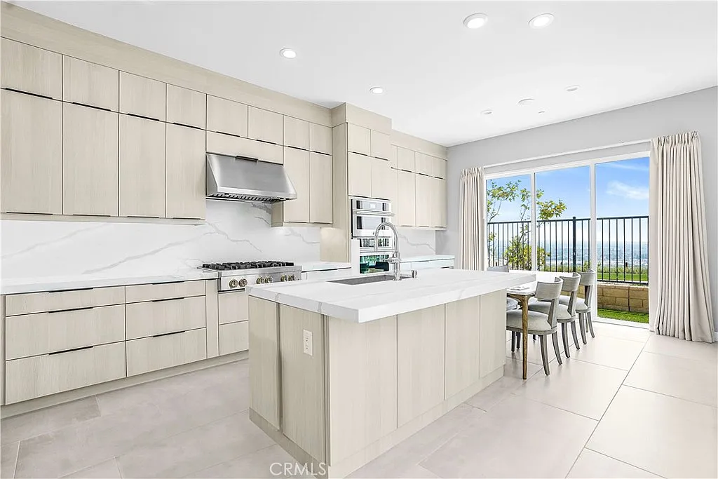 5 bed, 3114 sqft, $8,800 — Photo 3