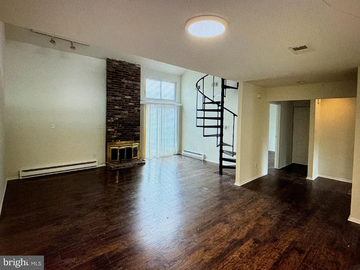 Building Photo - 502 Bromley Ests