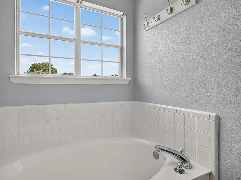 1810 Mesa Oaks Cir — Photo 30