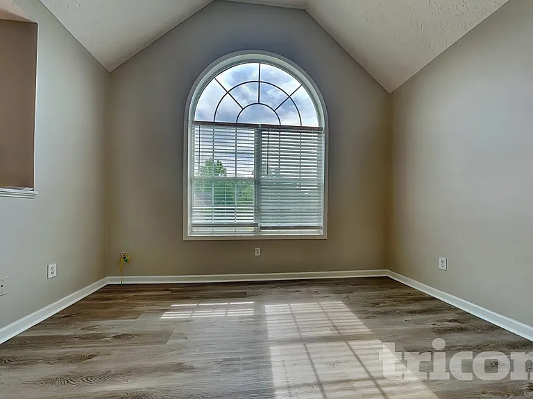 660 Tipperary Rd — Photo 2