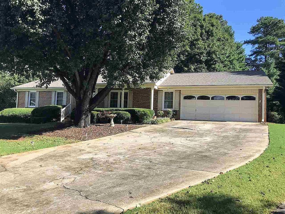 1st image of 210 Tanglewood Ct