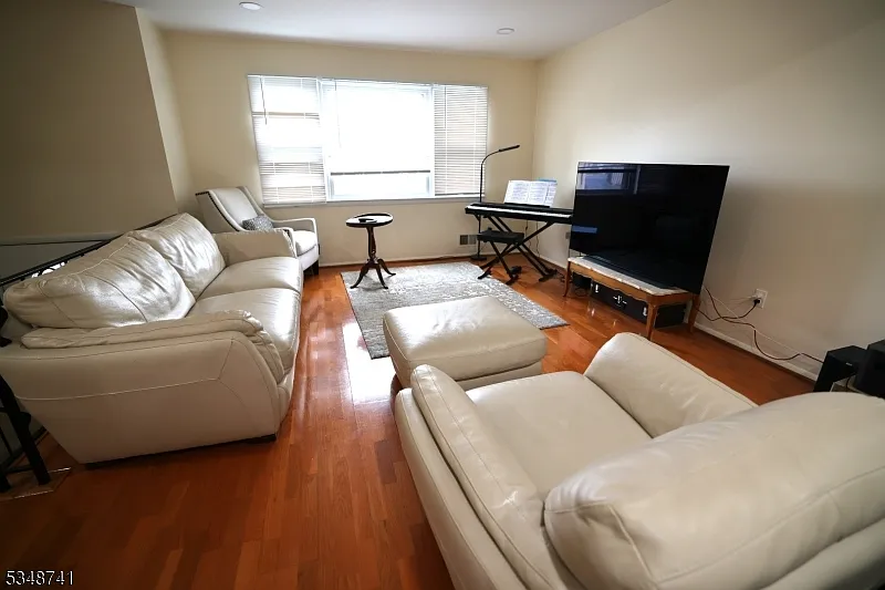 3 bed, 2.0 bath, $4,250 — Photo 2