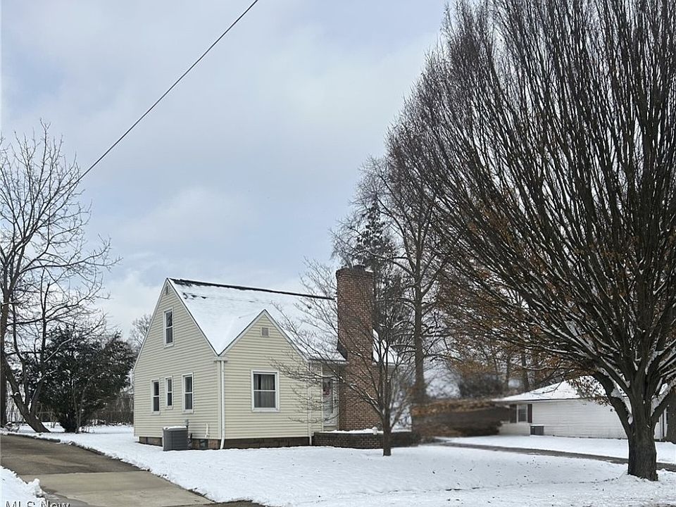 1st image of 907 Broadway St E