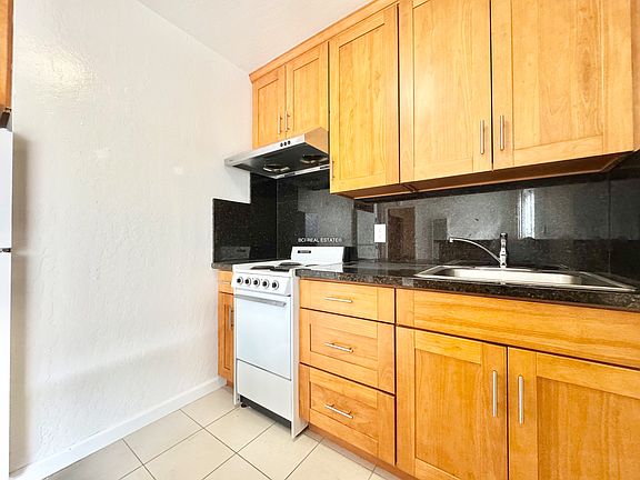 4th image of 330 11th Ave APT 2
