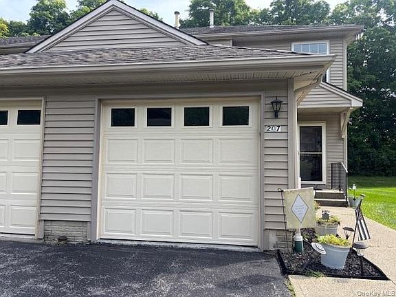 3rd image of 207 Crestwood Ct
