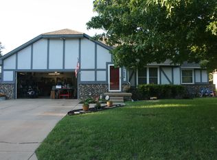 1606 E Cresthill Rd, Derby, KS 67037