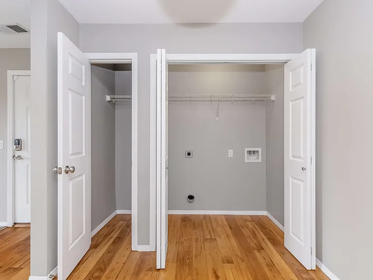 Hawthorn Suites 3 Bed 2 Bath Laundry