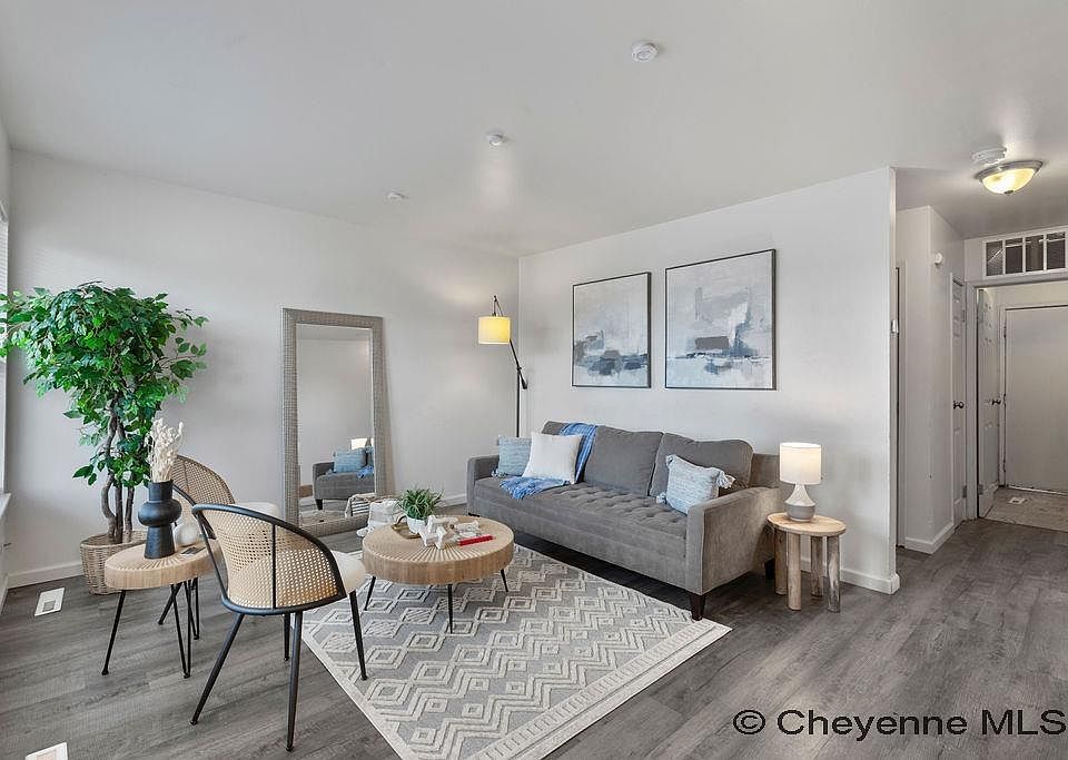 1st image of 511 W 6th St