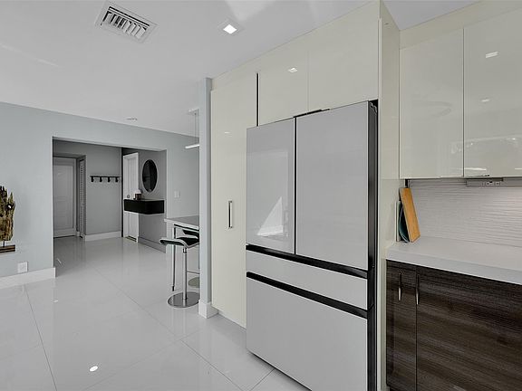 3rd image of 640 NW 30th St #640