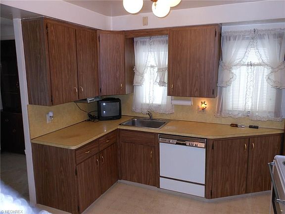 3rd image of 31616 Ronald Dr