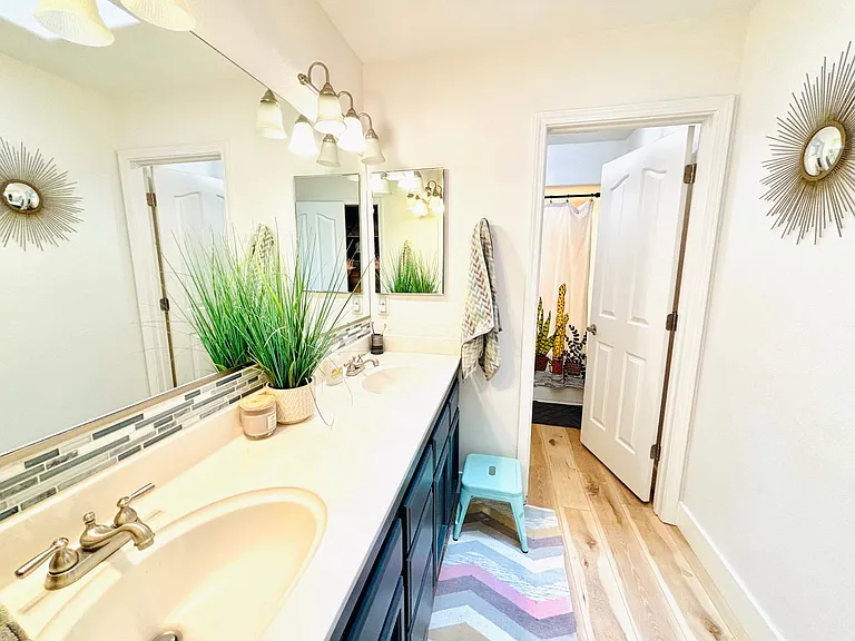 555 Reddington Dr — Photo 12