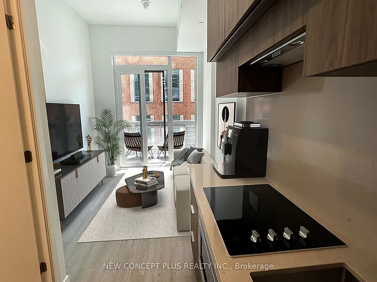 39 Roehampton Ave #404 — Photo 3