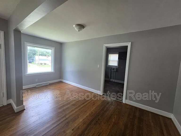 1034 E Lexington Ave — Photo 10